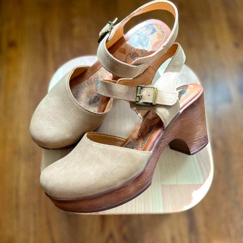 ✨ B O C by BORN Clog Platform Pump Size 7 in Natural